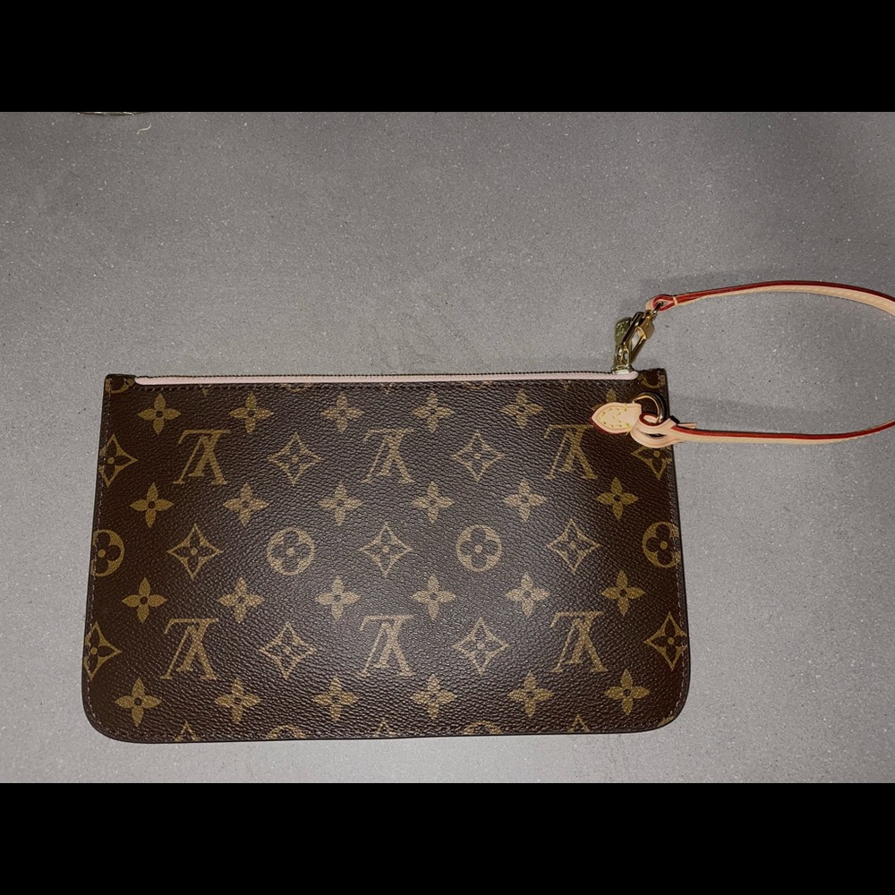 MONOGRAM NEVERFULL MM POUCH WITH ROSE BALLERINE INTERIOR